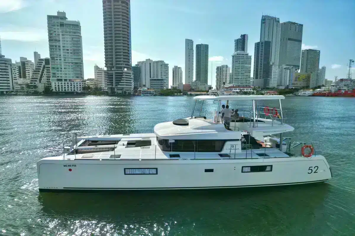 Catamarán Powercat Sea Warriors